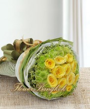 A dozen yellow roses